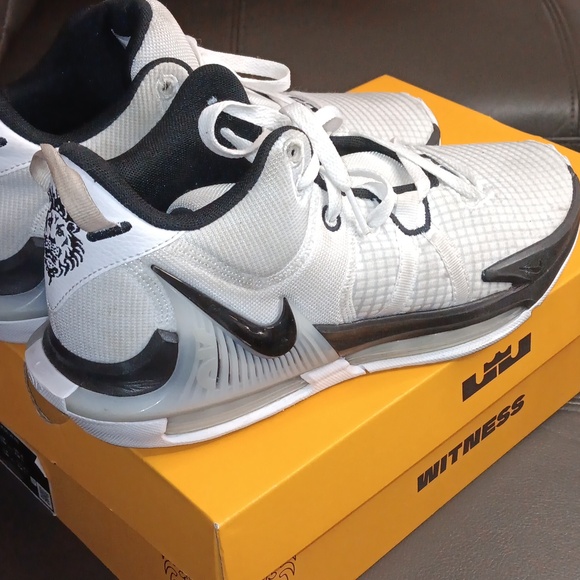 White and Black Athletic Shoes with Classic Design - Picture 3 of 9